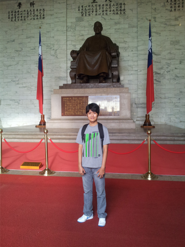 Me in front of Chiang Kai-shek's giant statue